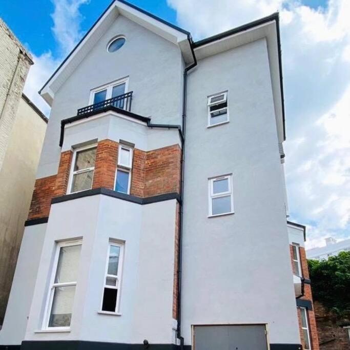 Large, Newly Renovated, Three Bedroom Town Centre Split Level Apartment With Free Parking, Sleeps Seven - Walking Distance To Beach Bournemouth Exterior foto