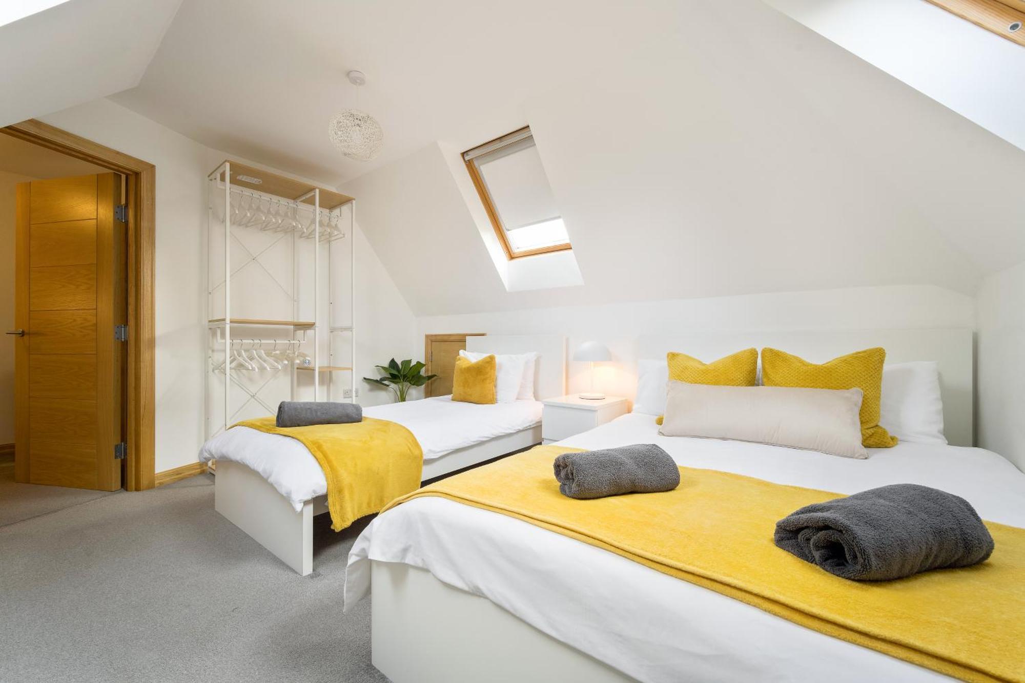 Large, Newly Renovated, Three Bedroom Town Centre Split Level Apartment With Free Parking, Sleeps Seven - Walking Distance To Beach Bournemouth Exterior foto