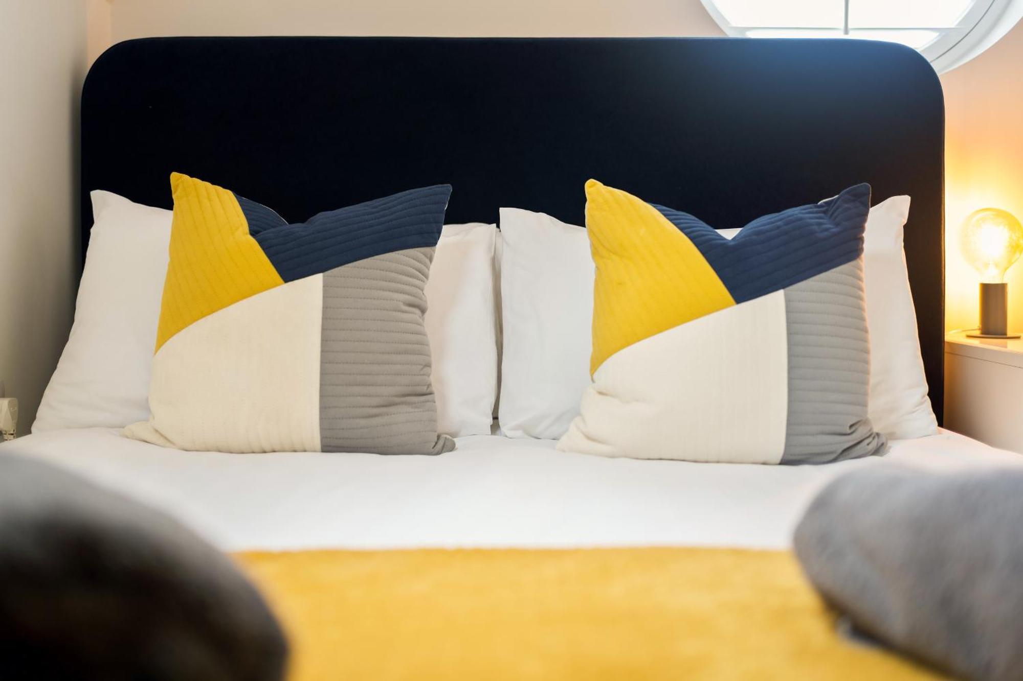 Large, Newly Renovated, Three Bedroom Town Centre Split Level Apartment With Free Parking, Sleeps Seven - Walking Distance To Beach Bournemouth Exterior foto